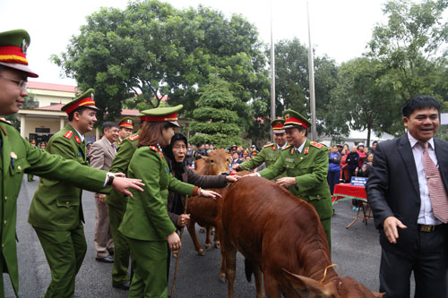 Trung tướng Nguyễn Xuân Yêm, Giám đốc Học viện CSND trao tặng 15 con bò giống cho các hộ nghèo